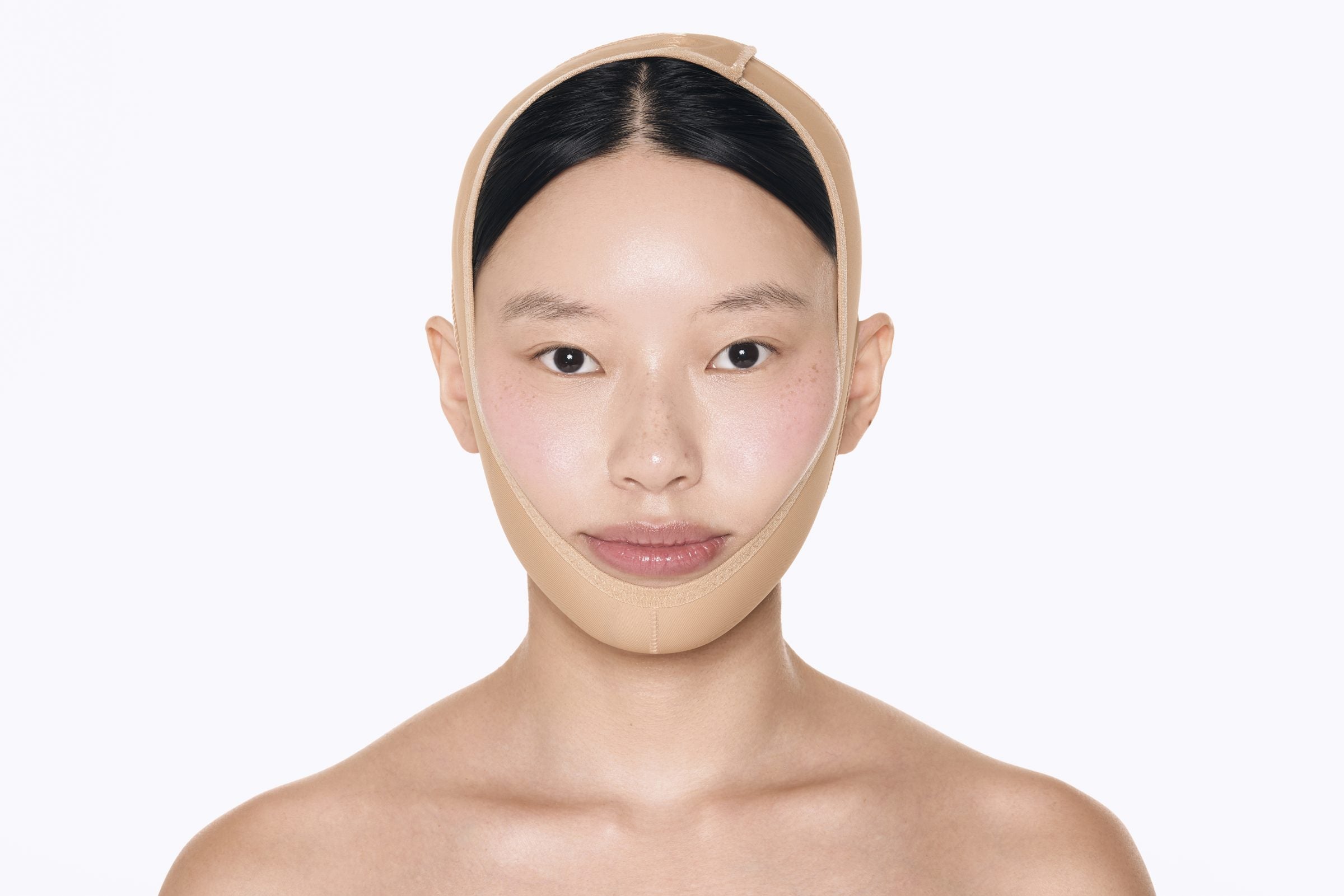 Gaine visage Poppy Cloudy portée par une modèle asiatique